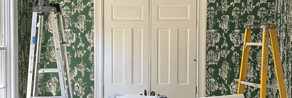 Werkzeug und Tapete auf einem Tisch