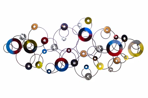 Dynamische Wandkunst mit bunten kreisförmigen Mustern und miteinander verbundenen Metallringen, die einen modernen, abstrakten Look erzeugen.