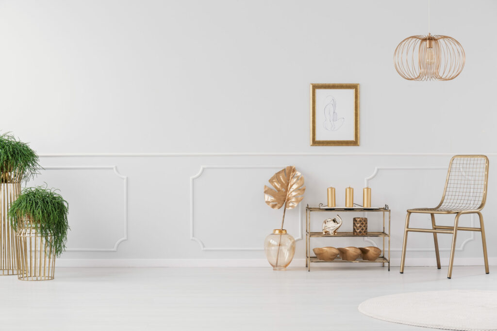 Goldene Skulpturen mit anderen goldfarbenen Accessoires