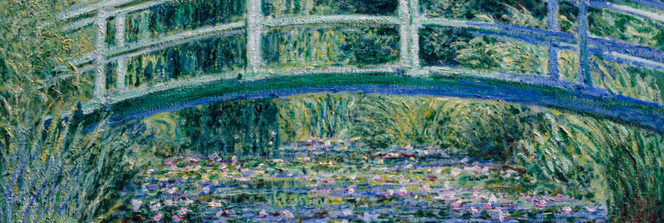 Brücke über einen Teich mit Seerosen