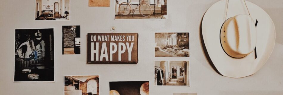 Eine Sammlung von Fotos, die an der Wand hängen