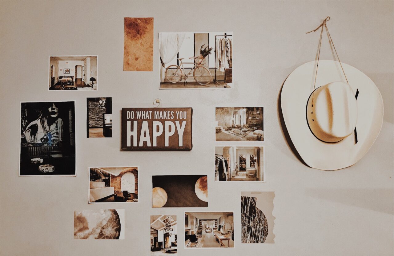 Eine Sammlung von Fotos, die an der Wand hängen