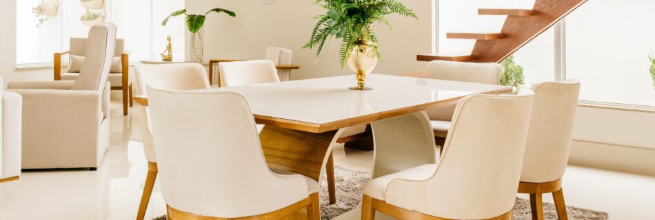 Ästhetische Holzinterieurs mit weißem Hintergrund