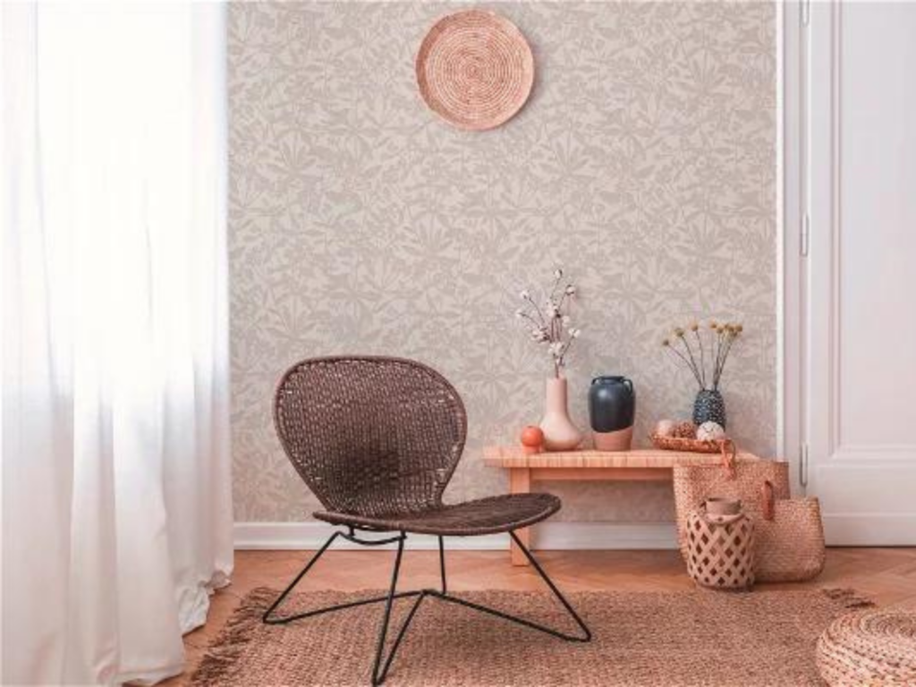 Tapete mit Blättern in Beige mit Holzboden und Trockenblumen-Akzent