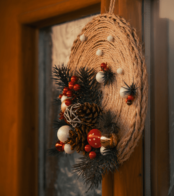 Ein Kranz aus Rattan hing in einem roten Fenster