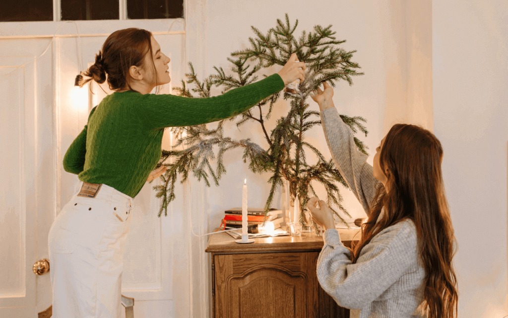 Zwei Mädchen schmücken ihren Weihnachtsbaum