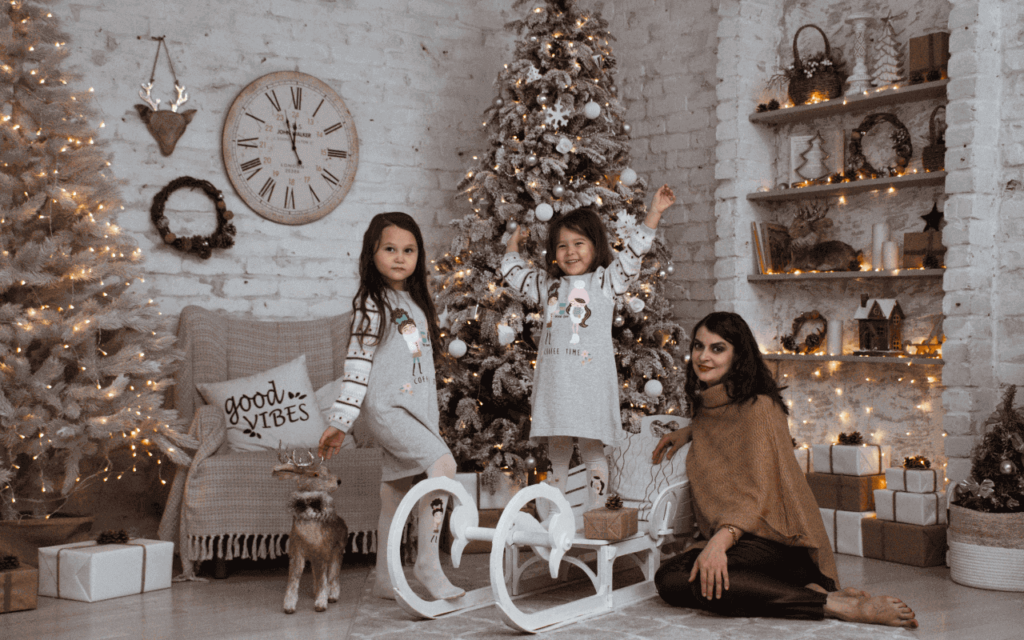 Ein Bild einer Familie mit koordinierter Weihnachtsdekoration in ihrem Wohnzimmer