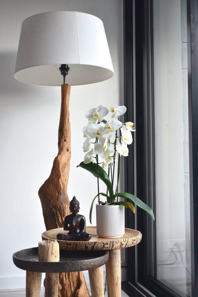 lampe-und beistelltisch-aus-holz