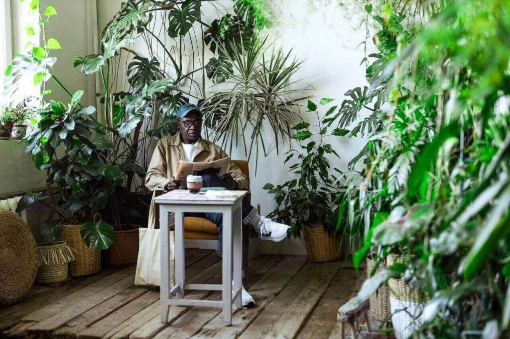 mann-entspanntsich-beim-Lesen-einer-zeitung-in-seinem-wintergarten-21