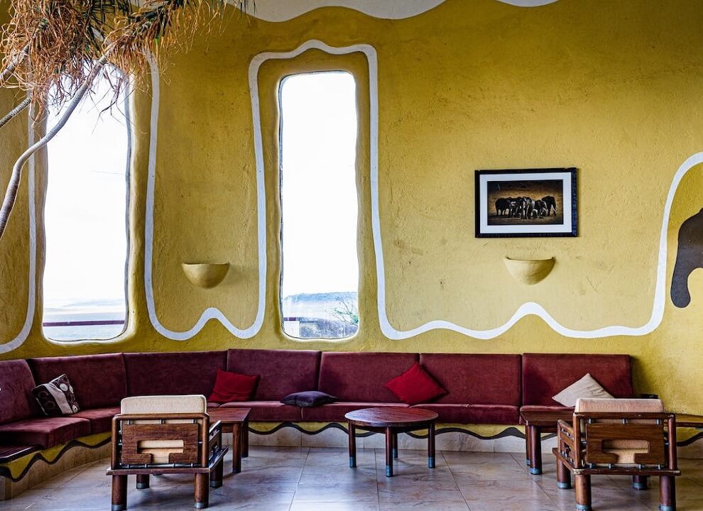 tiefe-mit-textur-in-farbe-gelbe-wand-und-rotes-Sofa-wohnzimmer-hinzufügen