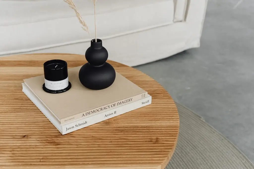 couchtisch wohndekoration design mit kerzen und vasen