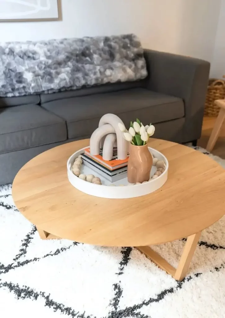 couchtisch wohndekoration design mit pflanzen und büchern