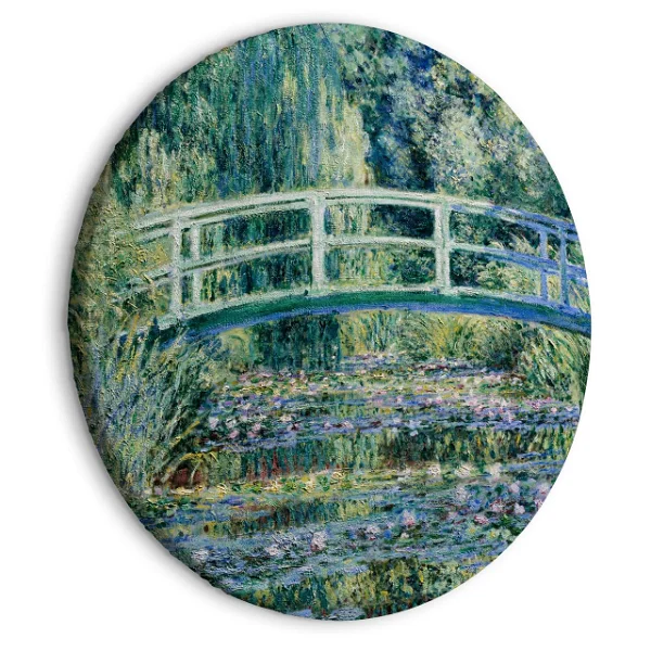 Claude Monets berühmte japanische Brücke über einen Seerosenteich, festgehalten in üppigen Grün- und Blautönen auf einer runden Leinwand, die impressionistische Schönheit und Ruhe widerspiegelt.