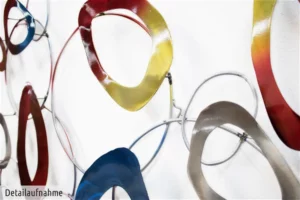 Nahaufnahme von miteinander verbundenen abstrakten Metallschleifen in leuchtenden Farben.