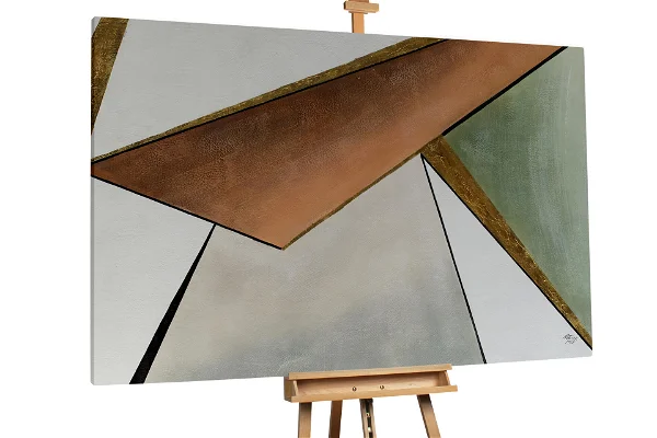 Geometrisch abstrakt mit großen metallischen und grünen Dreiecken.
