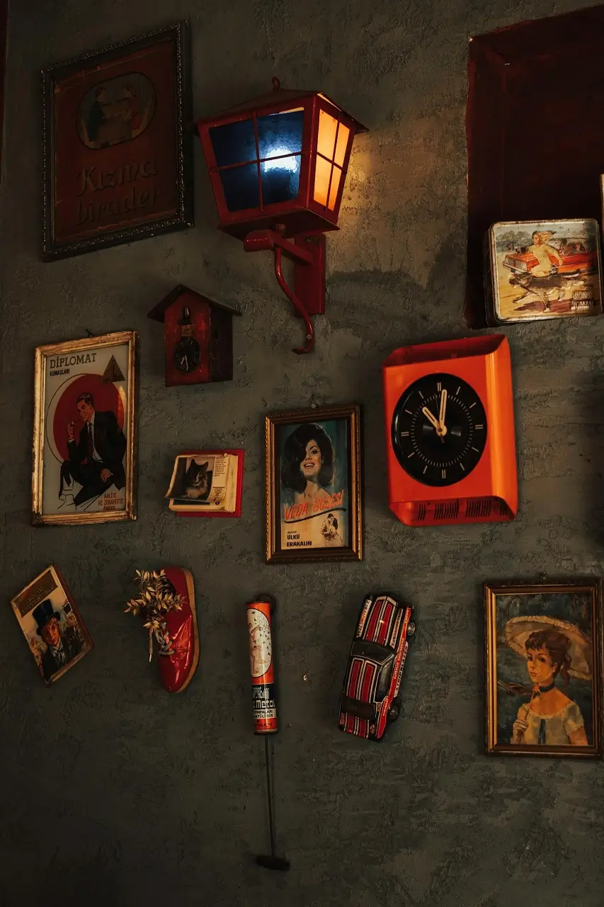 Die Aufhängung der Bilderleisten bietet die Flexibilität, eine Reihe von Rahmengrößen und -ausrichtungen zu präsentieren