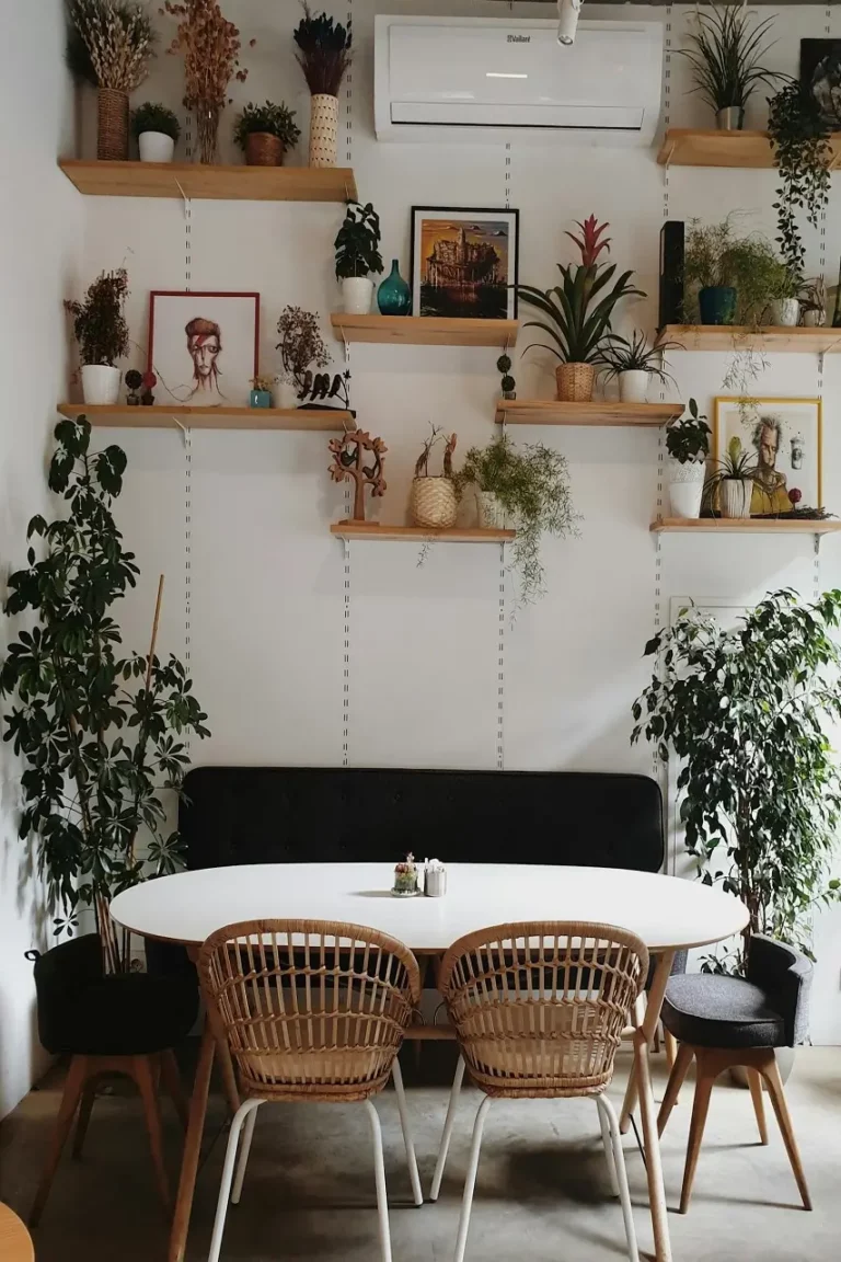 ein weiteres schwebendes Regal mit gerahmten Bildern an der Wand als kreative Idee fuer haengende Bilder im Esszimmer