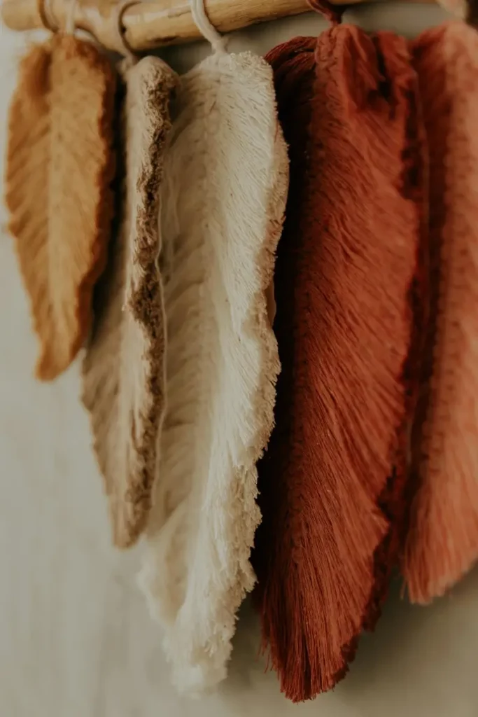 Minimalistische-Wohndekoration-mit-Feder-Wandbehängen-individuell gestalten