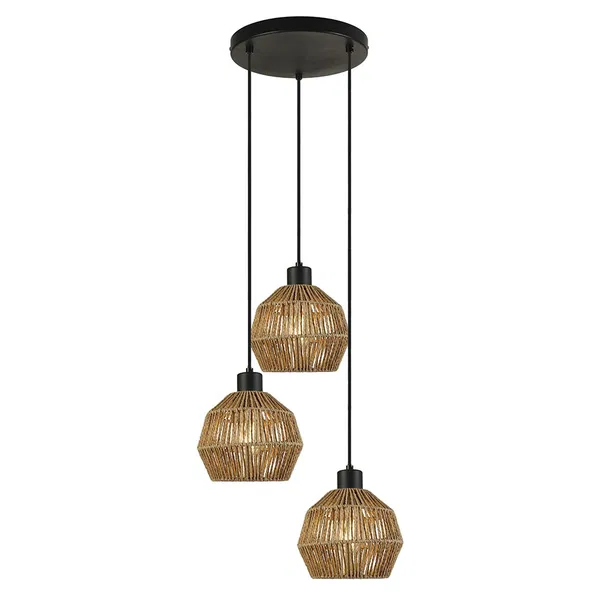 Eine dreifache Pendelleuchte aus Rattan mit schwarzen Schnüren und einer runden Deckenhalterung