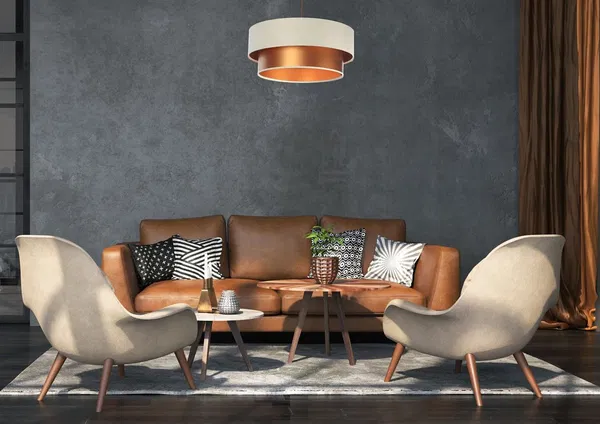 Stilvolles Wohnzimmer mit einem braunen Ledersofa, beigen Sesseln und einer modernen Pendelleuchte mit Kupferakzent