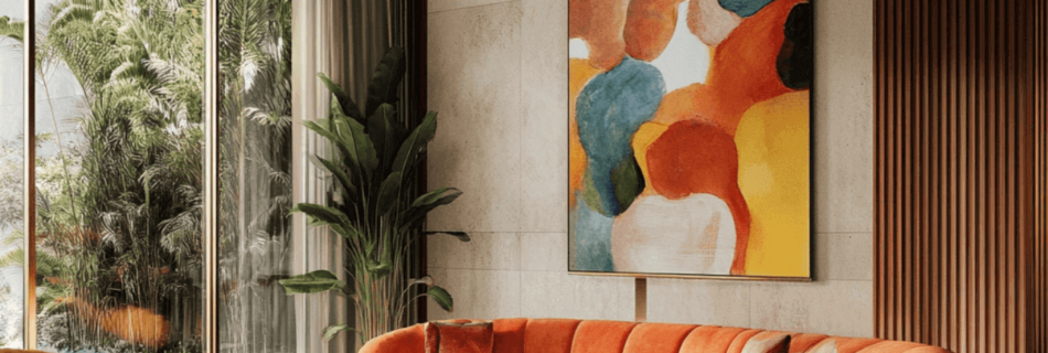 Ein modernes Haus mit Frühlingsmotiv, einem großen Gemälde an der Wand und einer orangefarbenen Couch