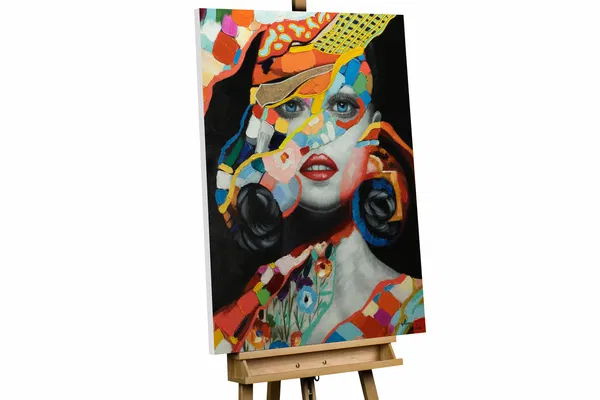 Ein handgemaltes Porträt einer Frau mit kräftigen, bunten Mustern auf ihrer Kleidung und ihrem Gesicht, in einem auffälligen schwarz-roten Farbschema.