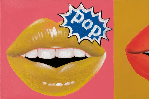 Ein von der Pop-Art inspiriertes Gemälde mit glänzenden gelben Lippen vor einem rosafarbenen Hintergrund, auf dem das Wort „POP“ in einer Sprechblase im Comic-Stil auftaucht.