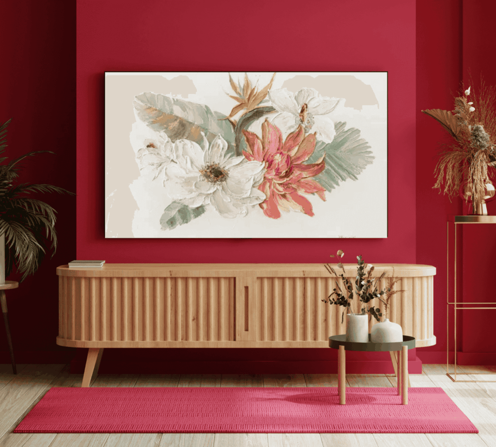 Blumenwandbild in einem rot gestalteten Wohnzimmer mit Holzmöbeln