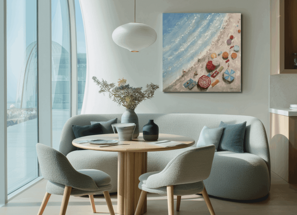 Gemütliches Wohnzimmer mit einem vom Strand inspirierten Wandbild