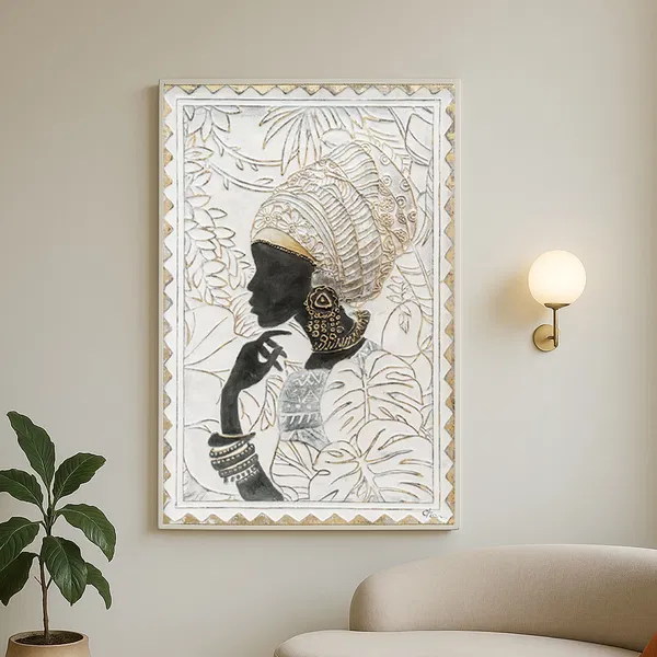 Dekoratives Porträt einer Frau im Profil mit goldenen Akzenten, ausgestellt in einem neutral gehaltenen Raum mit einer Wandleuchte und einer Zimmerpflanze.