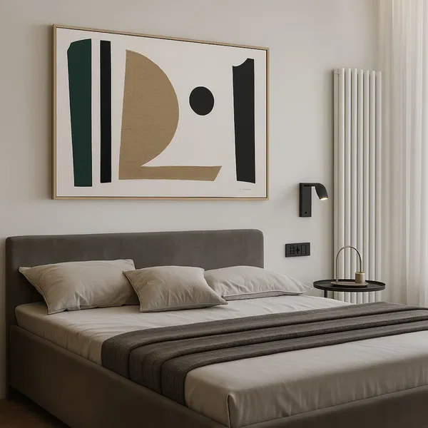 Ein Schlafzimmer mit Kissen und Bettzeug, mit einem minimalistischen Kunstwerk in Grün-, Schwarz- und Goldtönen über dem Bett.