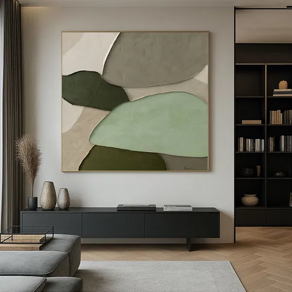 Modernes Wohnzimmer mit grünen Wänden und abstrakten Gemälden