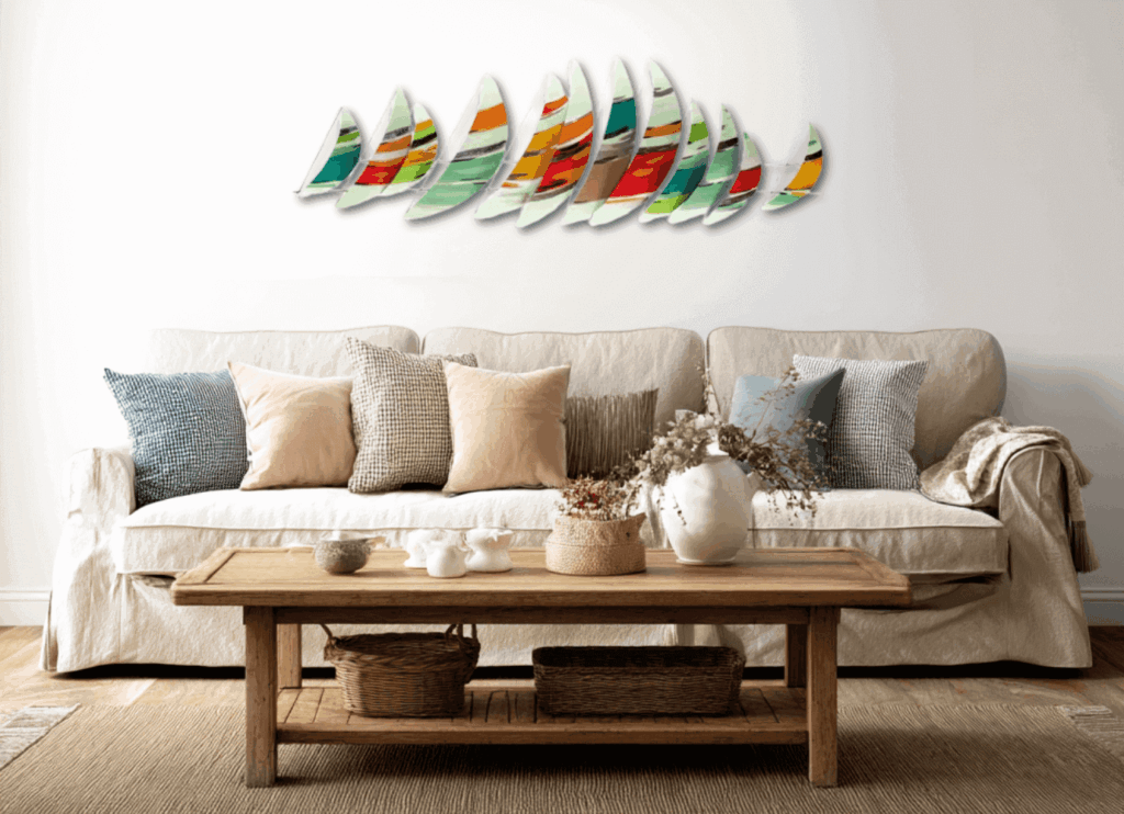 Wandkunst aus Metall und eine Couch mit neonfarbenen Wurfkissen