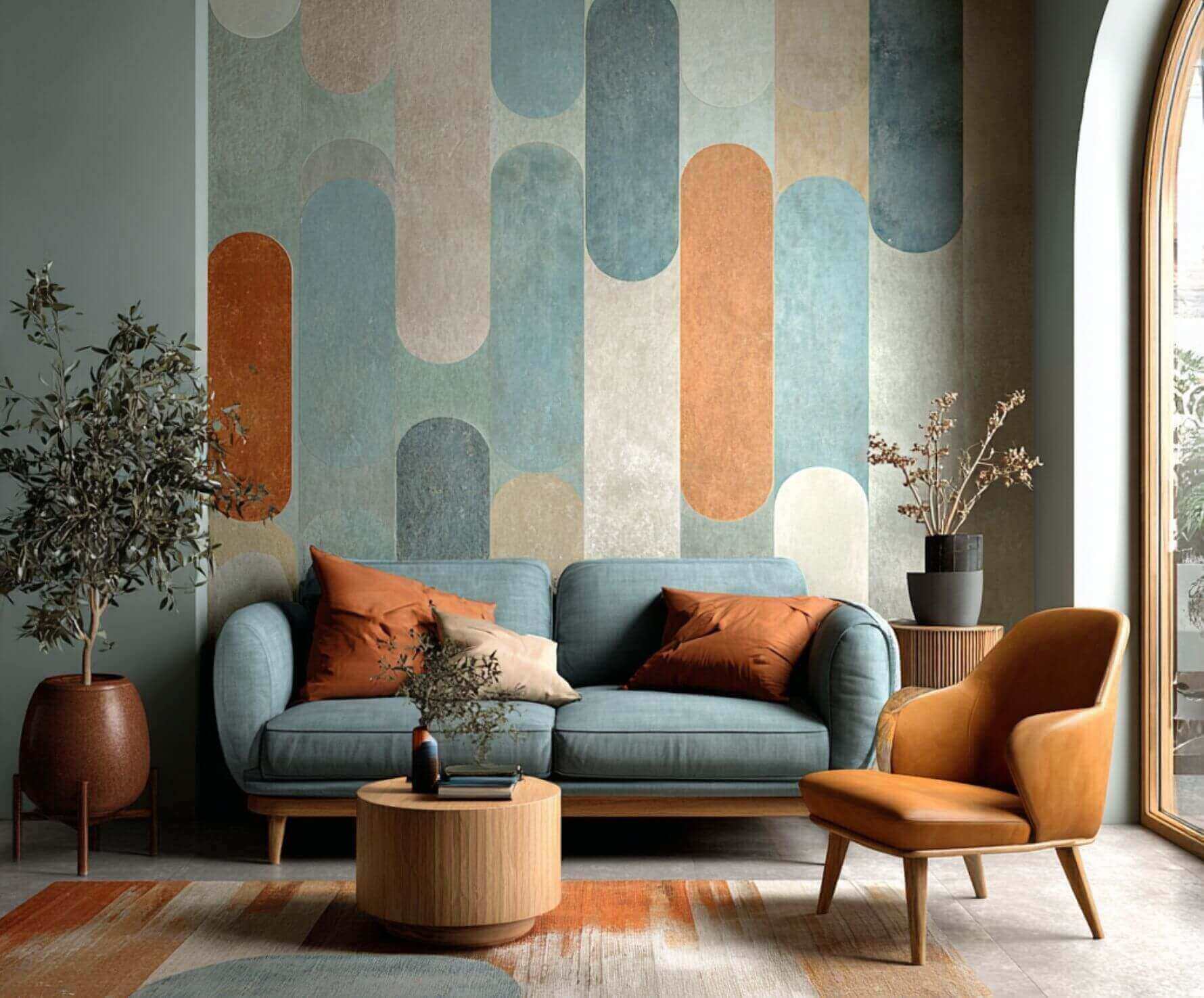 Ein gemütliches und modernes Wohnzimmer mit einer Tapete im geometrischen Design, erdigen Farbtönen und weichen Texturen, die perfekt für eine stil