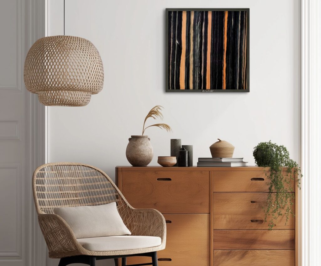 Gemütliches, modernes Wohnzimmer mit Holzmöbeln und Wandkunst aus Marmor