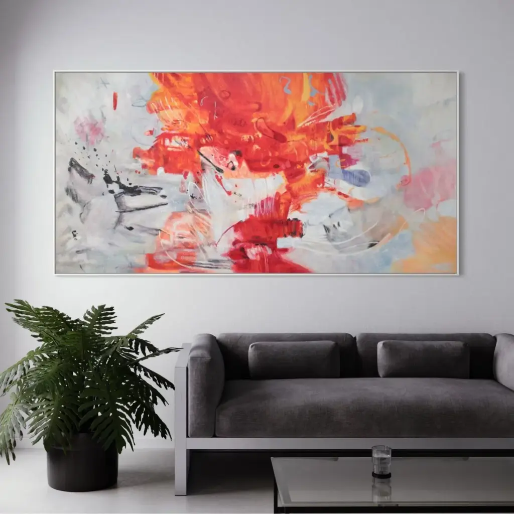 Modernes Wohnzimmer mit farbenfrohen Tiergesichtern, weißem Sofa und bunten Kissen