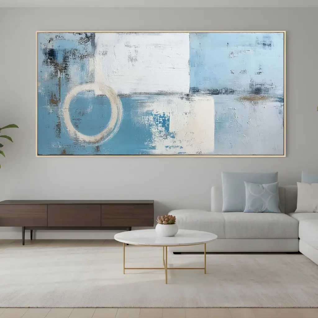 Großformatiges abstraktes Leinwandbild in Blau, Weiß und Beige über einem minimalistischen Sofa