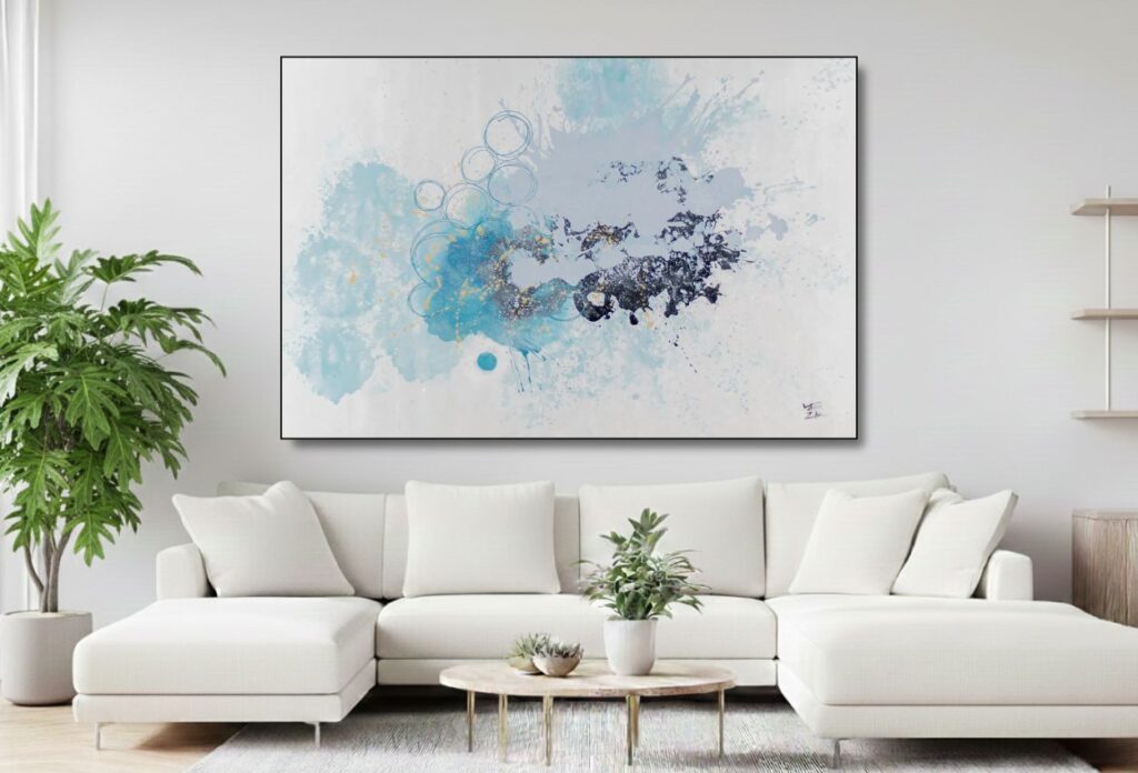 Abstraktes Kunstwerk in Blau- und Grautönen über einem weißen Sofa in einem stilvollen Wohnbereich