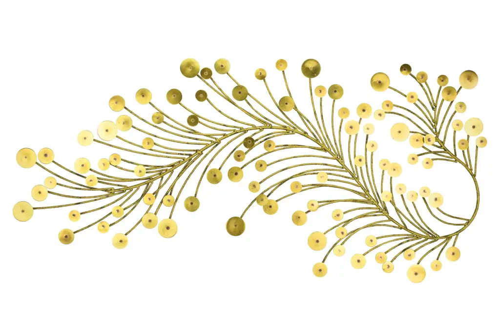 Goldene abstrakte Metallwandskulptur mit strahlenförmigen Elementen, moderne dekorative Wandkunst für elegante Innenräume.
