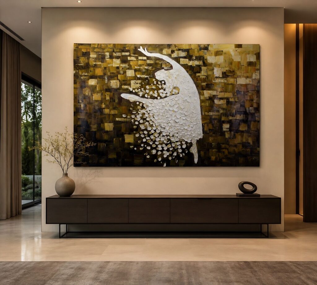 EIN GROSSFORMATIGES ACRYLBILD EINER ABSTRAKTEN BALLERINA MIT STRUKTURIERTEM FARBAUFTRAG IN GOLD- UND ERDTÖNEN ÜBER EINEM MODERNEN SIDEBOARD.
